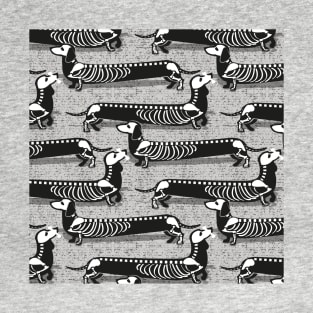 Spooktacular long dachshunds skeleton // pattern // light grey background skeleton dogs T-Shirt